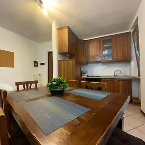 Family House With Free Parking, 450m From Appartamento
